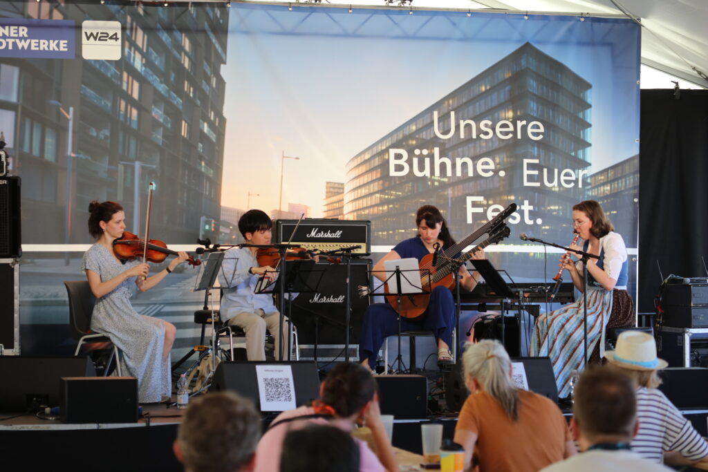 donauinselfest 22.6.25 stephanie neubauer, naotaka sato, magdalena ley, tanja weiss (1) NeuKlangSchrammeln auf der Wienerlied-Bühne des Donauinselfests Wien, Juni 2025